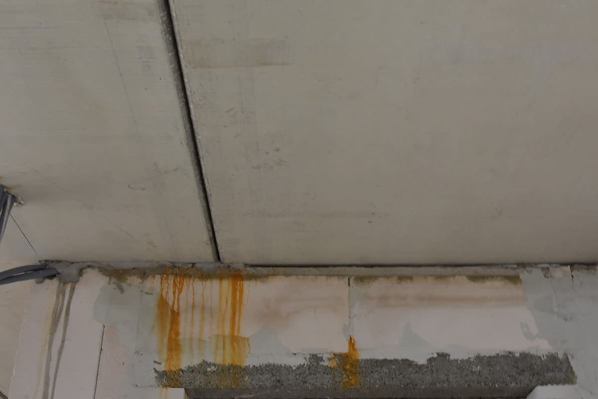 Die Untersicht einer Stoßfuge der Filigranplatten im Rohbau