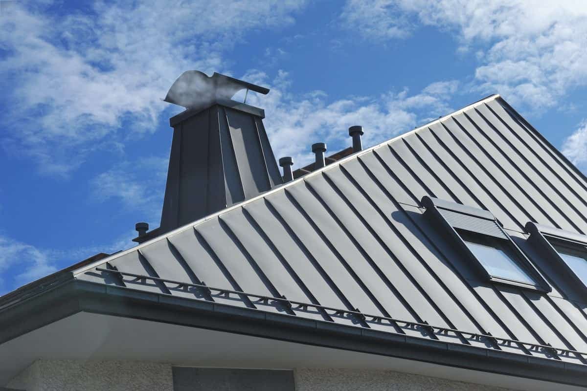 Ein Dach mit Stehfalzdeckung aus Zink