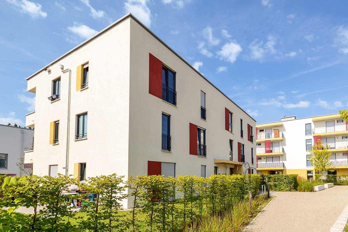 Moderne Mehrfamilienhäuser mit Flachdach