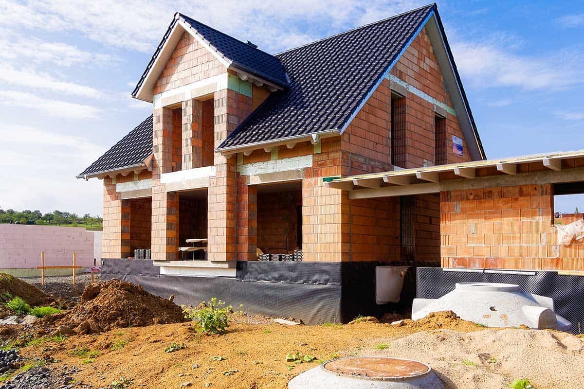 AdobeStock_70465232 - Superingo Ein fertiggestellter Rohbau mit Ziegelmauerwerk