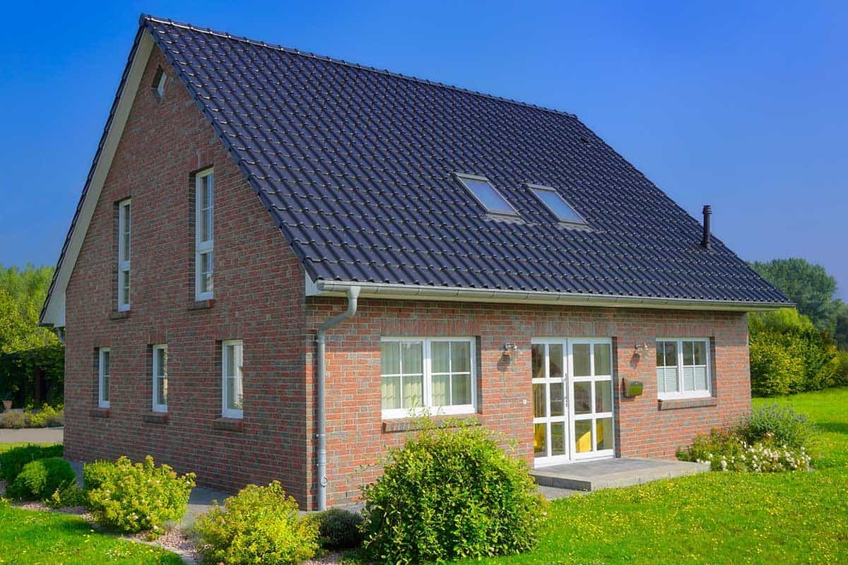 Ein Einfamilienhaus mit Satteldach und Betondachsteinen