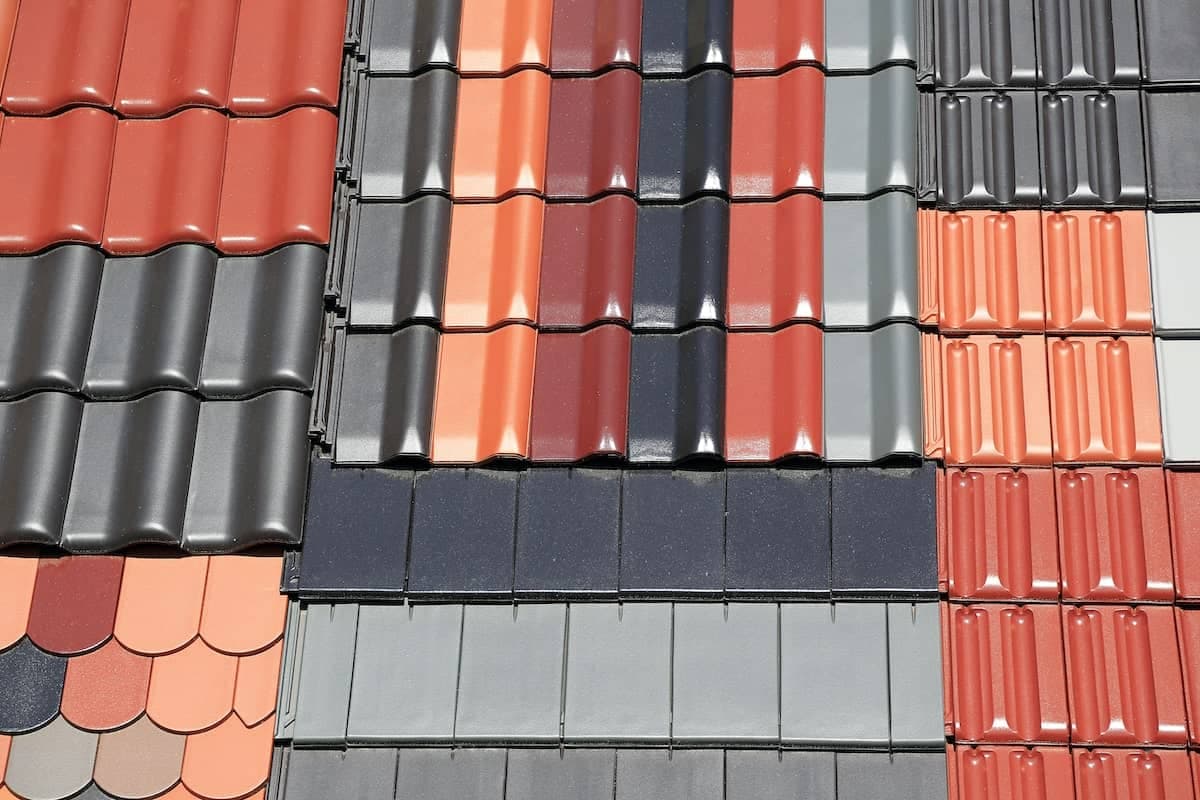 Verschiedene Formen und Farben bei Dachziegeln