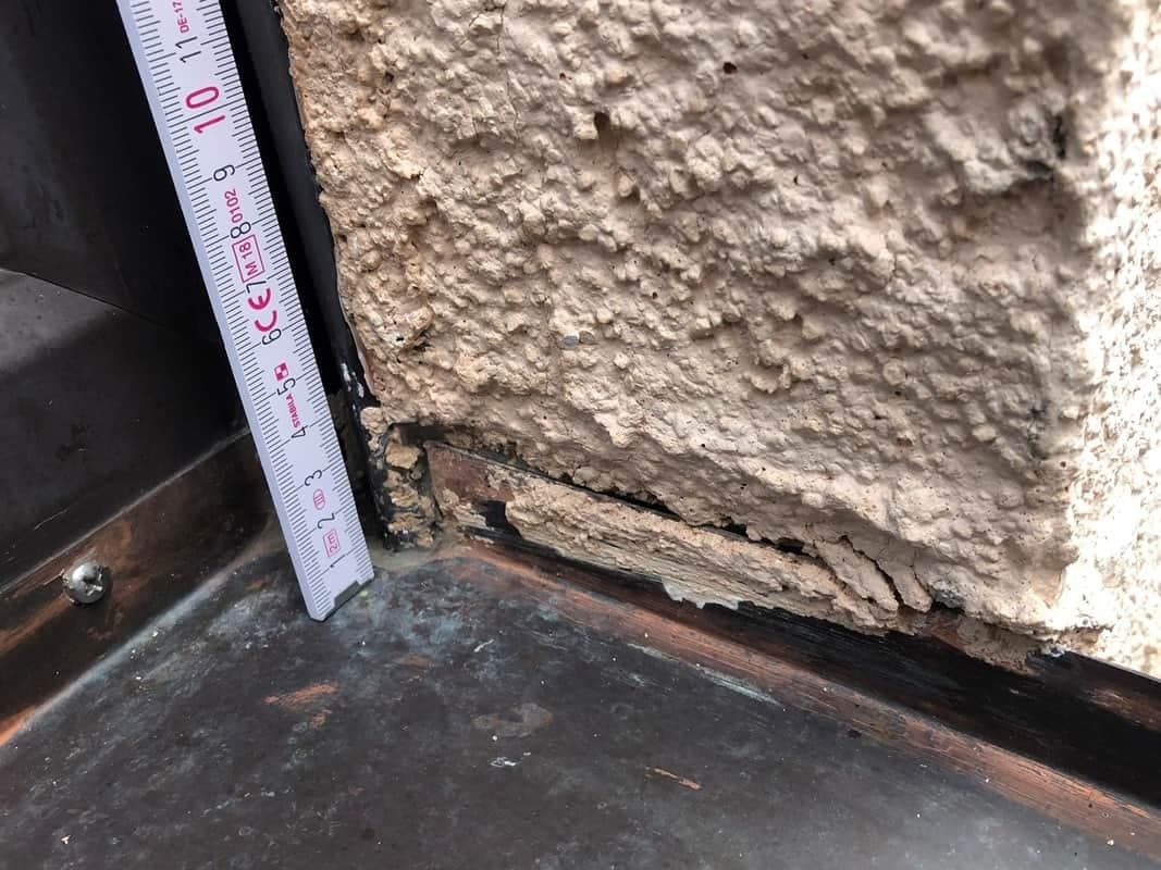 Fehlerhafter Anschluss eines WDVS an eine Fensterbank mit Riss.