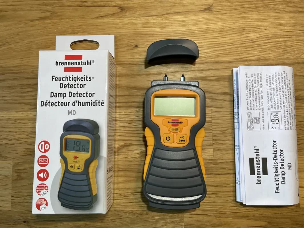 Brennenstuhl Feuchtigkeits-Detector MD Das Holzfeuchtemessgerät Brennenstuhl Feuchtigkeits-Detector MD mit Verpackung und Anleitung im Test.