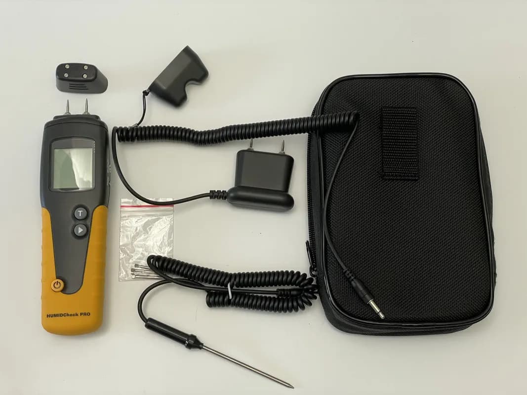 Dostmann HumidCheck PRO Titelbild Das Holzfeuchtemessgerät Dostmann HumidCheck PRO mit praktischer Tasche und Zubehör im Test.