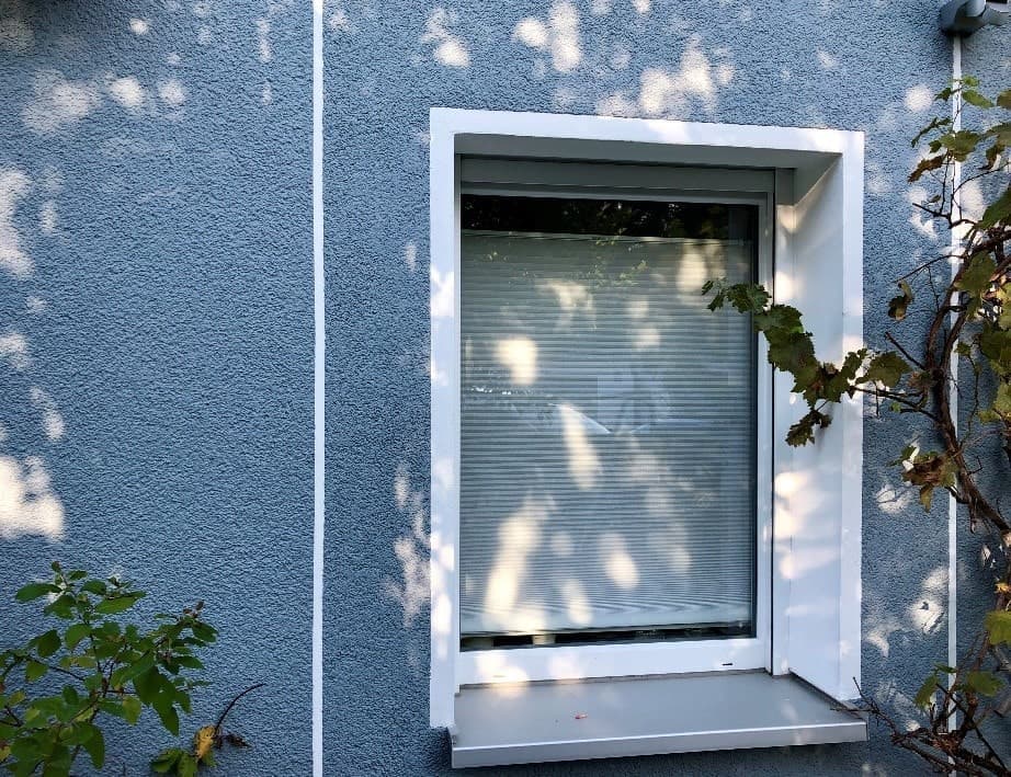 Ein in der Laibung farblich abgesetzter Außenputz