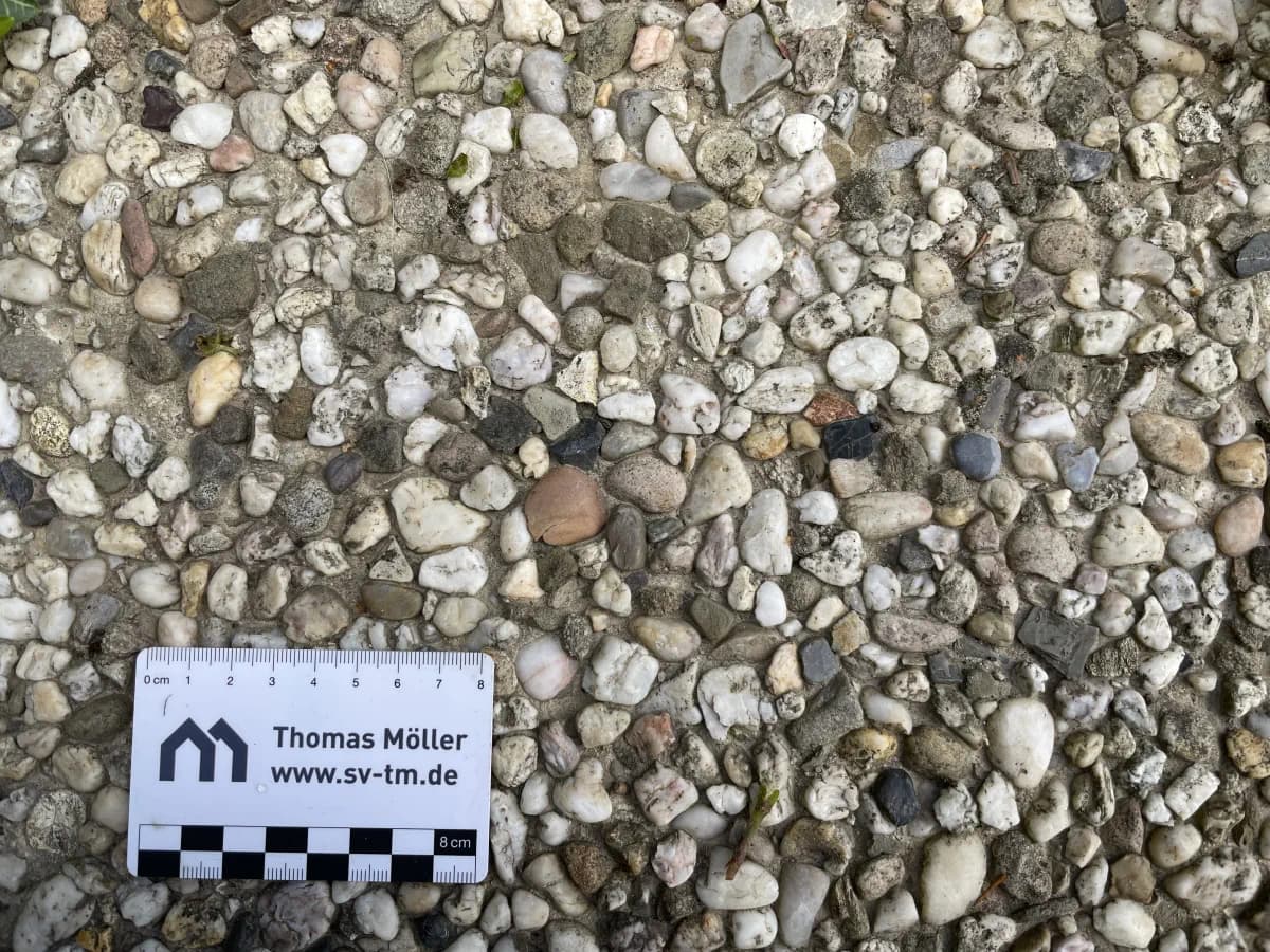 Gewicht-Waschbetonplatten-Titel Eine alte Waschbetonplatte mit Maßstab des Autors.