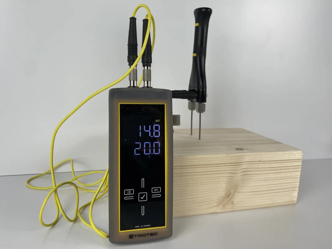 Mit dem Holzfeuchtemessgerät Trotec T510 wird mittels Einrammsonde, an einem Stück Fichtenholz die Feuchtigkeit gemessen Mit dem Holzfeuchtemessgerät Trotec T510 wird mittels Einrammsonde, an einem Stück Fichtenholz die Feuchtigkeit gemessen. Die Temperatur der Probe kann am Messgerät eingestellt werden