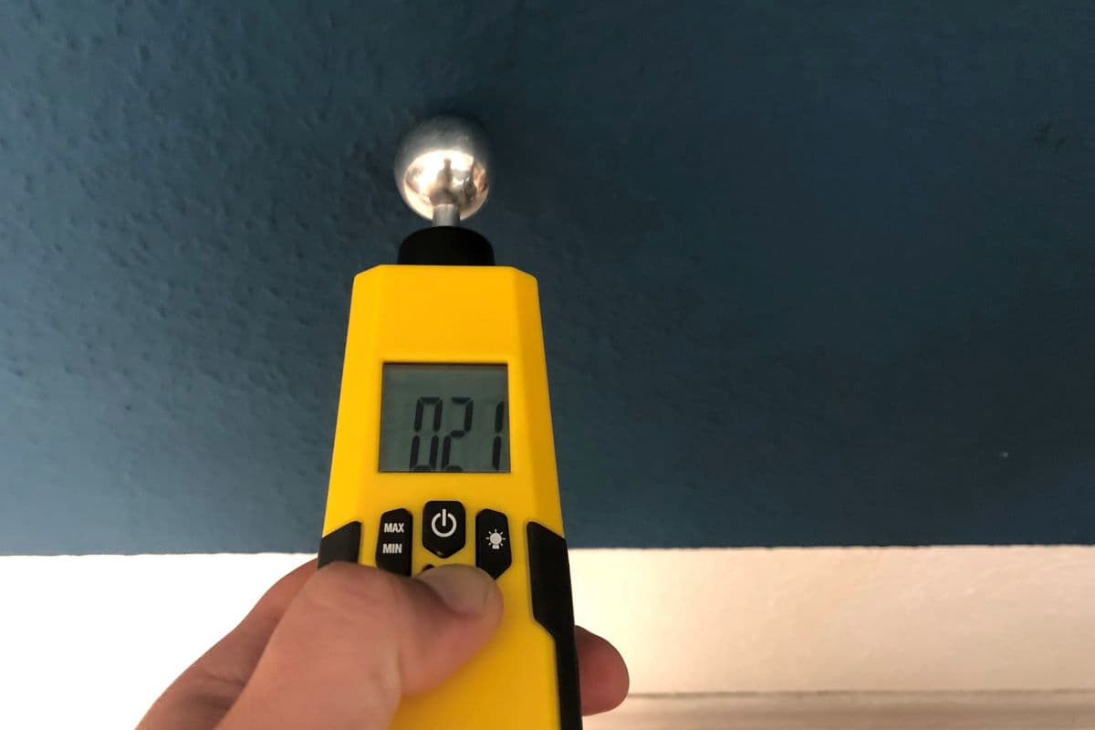 Mit einem Feuchtigkeitsmessgerät wird eine Wand gemessen. Die Werte zeigt es in Digits an. Mit einem Feuchtigkeitsmessgerät wird eine Wand gemessen. Die Werte zeigt es in Digits an.
