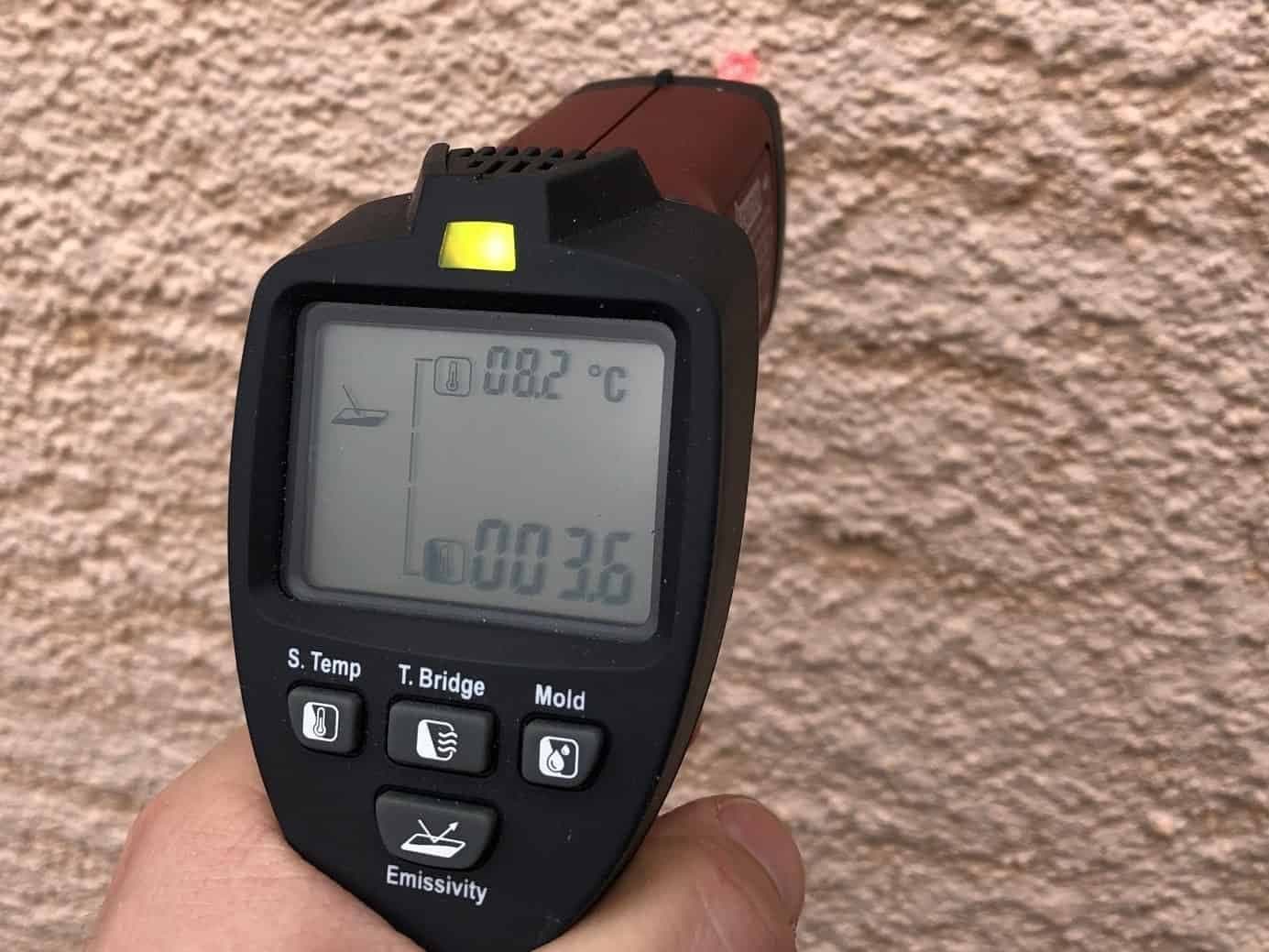 Mit einem Infrarotthermometer wird die Temperatur der Fassade gemessen. Die Temperatur der Fassade ist geringer als die Lufttemperatur. Die Fassade kann man unter diesen Bedingungen nicht streichen.