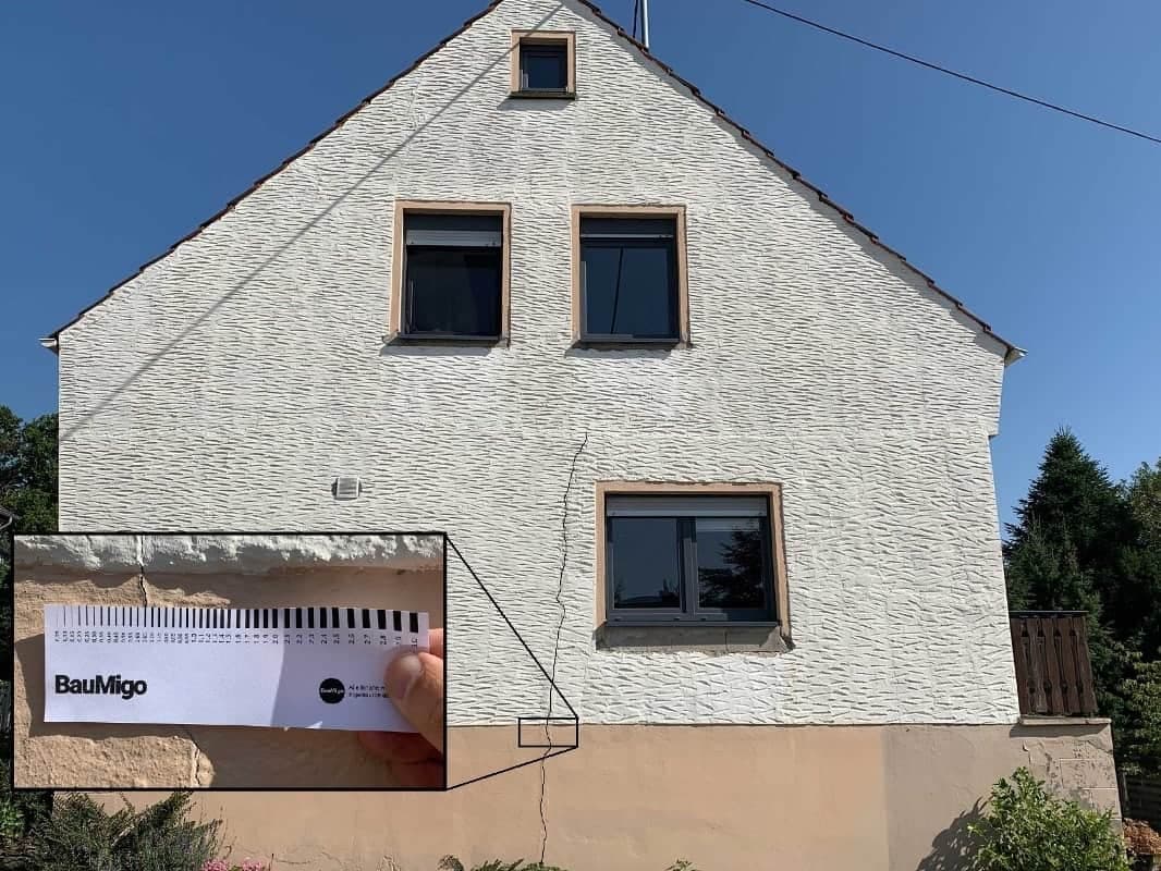 Ein Riss im Mauerwerk bei ungünstiger Anordnung der Fensteröffnungen