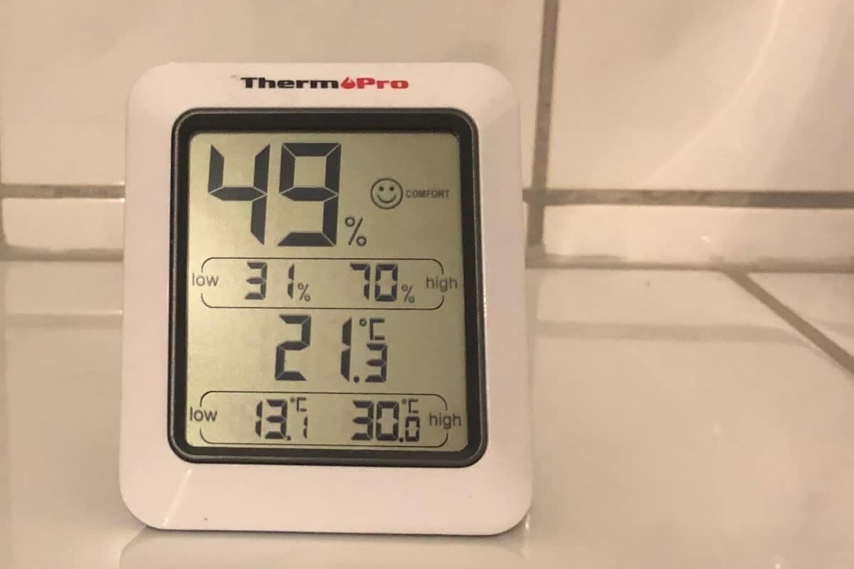 Ein digitales Thermo-Hygrometer auf Fliesen