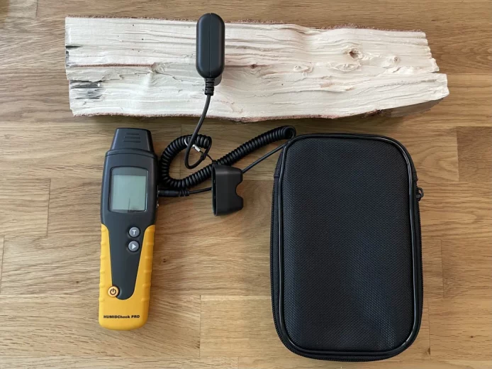 Mit dem Holzfeuchtemessgerät TFA HUMIDCheck PRO wird an einem Stück Holz die Feuchtigkeit gemessen. Anhand einer Feuchtemessung, bei der die Holzarten eingestellt werden können, lässt sich der Fasersättigungspunkt prüfen.