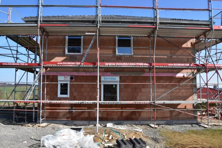 Ein Einfamilienhaus im Rohbau, bei dem eine Baubegleitung bzw. eine baubegleitende Qualitätskontrolle durchgeführt wird