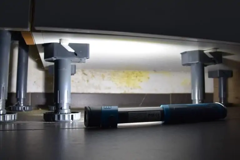 Schimmel hinter dem Küchenschrank