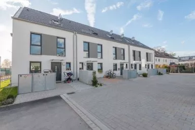 Fünf Reihenhäuser eines typischen Bauträgerprojekts