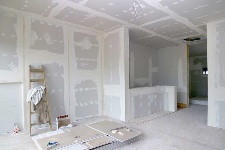 Bereits gespachtelter Trockenbau im Ausbau