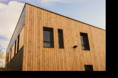 Ein modernes Haus mit einer Holzfassade