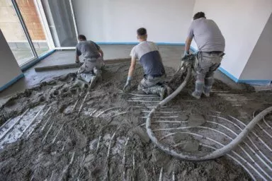Estrichleger bauen Zementestrich als Heizestrich ein