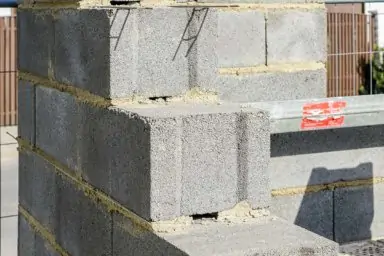Mauerwerk aus Leichtbetonsteinen im Rohbau
