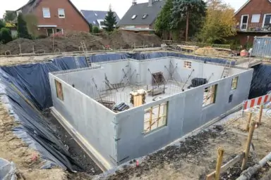 Ein Keller aus Betonelementwänden in der Bauphase
