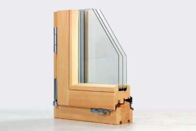 Ein Holzfenster im Querschnitt mit Dreifach-Verglasung 
