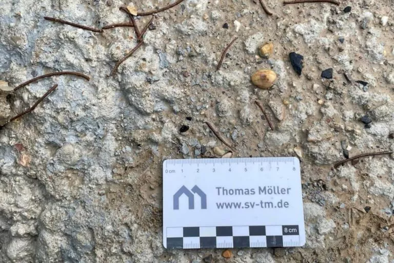 Beton mit Maßstab als Beispiel für die Gewichtsermittlung