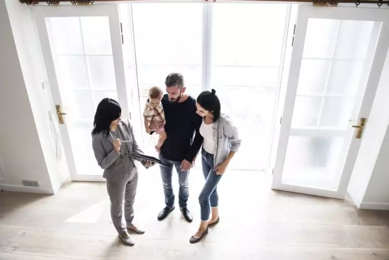 Ein Junge Familie überlegt, ob sie sich ein Haus kaufen soll, oder nicht.
