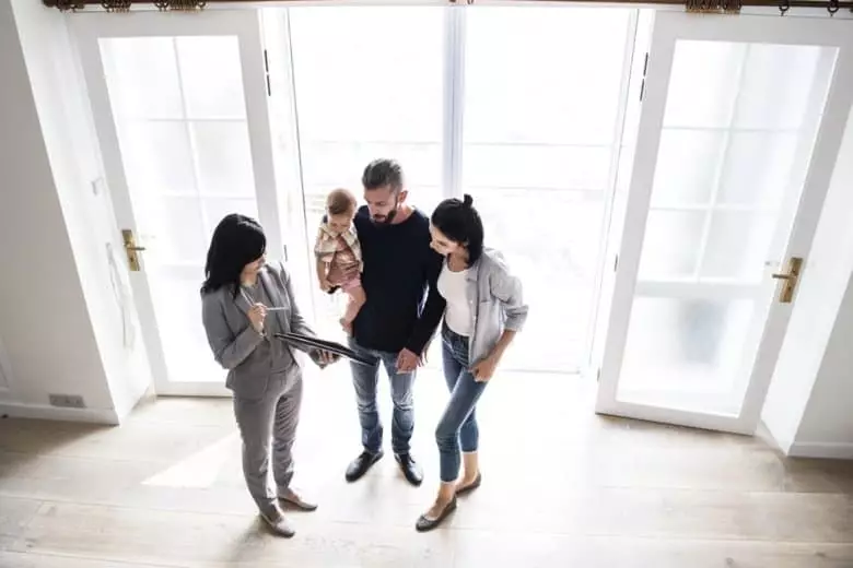 Ein Junge Familie überlegt, ob sie sich ein Haus kaufen soll, oder nicht.