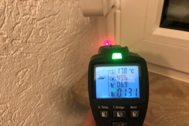 Eine Temperaturmessung an einer Fensterlaibung mit einem Infrarot-Thermometer
