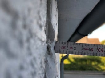 Eine Gipsmarke zur Rissüberwachung in Form einer 8 im Querschnitt