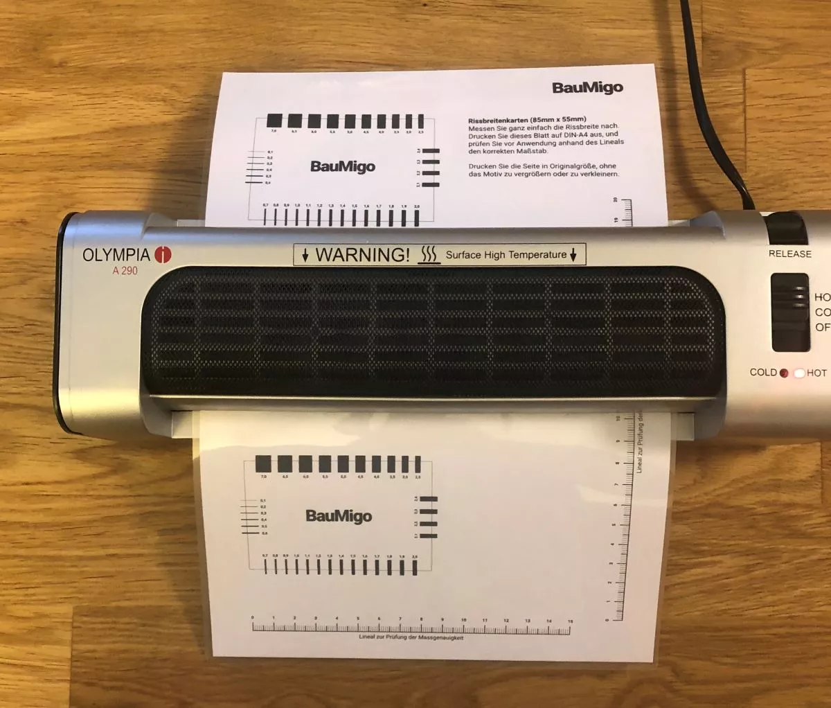 Eine Rissbreitenkarte zum Ausdrucken wird laminiert 