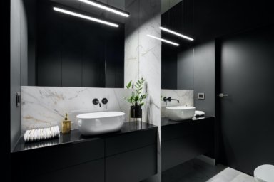 Ein modernes Badezimmer mit Spiegelwand