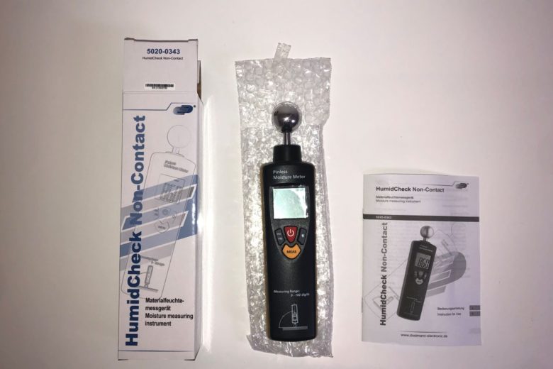 Das DOSTMANN HumidCheck mit Verpackung, Anleitung und 9V-Batterie im Test