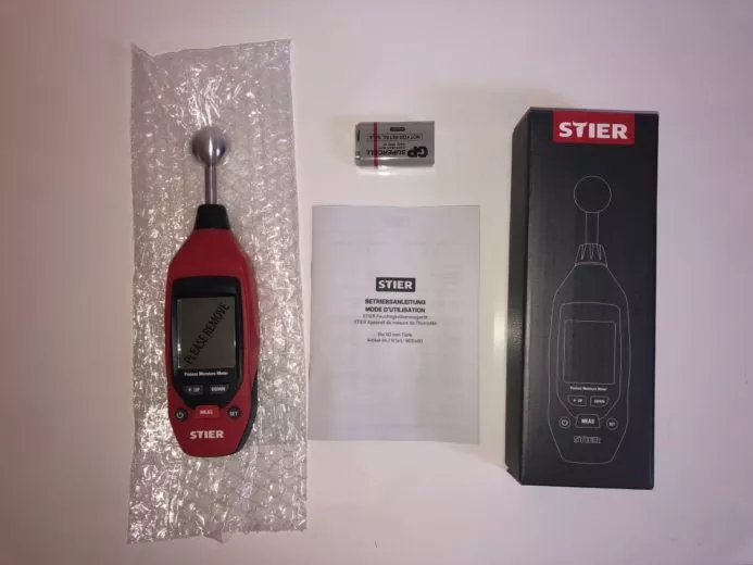 Das Feuchtigkeitsmessgerät von Stier mit Verpackung, Anleitung und 9V Block im Test