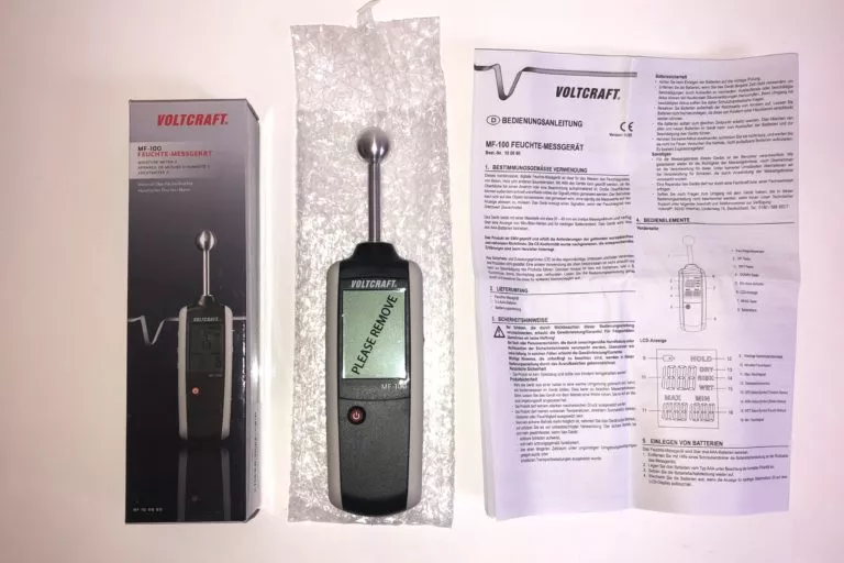 Das VOLTCRAFT MF-100 mit Verpackung, Anleitung und drei AAA-Batterien im Test
