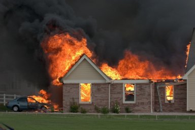Haus steht in Flammen