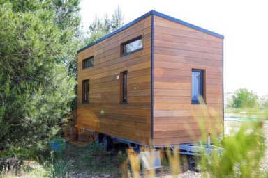 Rückansicht eines Tiny Houses auf Rädern