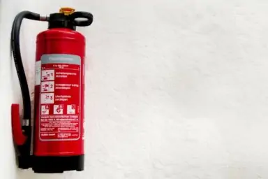 Ein Feuerlöscher an der Wand montiert